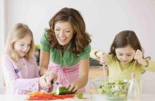 Как научить детей правильно питаться