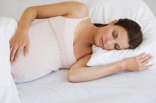 С какого месяца беременности нельзя спать на животе