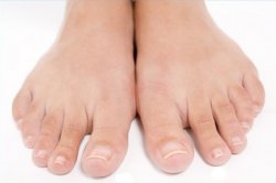 Почему чернеют ногти на ногах