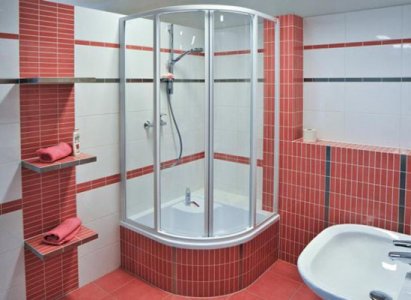 Современный интерьер ванной комнаты - минимум мебели и душевая кабина