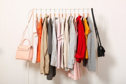 Плюсы покупки одежды оптом: выгода и возможности для бизнеса