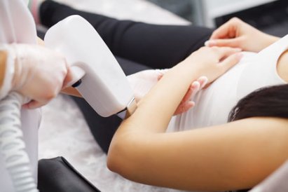 Лазерная эпиляция рук: Эффективное и долгосрочное решение проблемы нежелательных волос