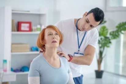 Массаж при остеохондрозе: особенности и эффективность для здоровья