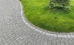 Яку гранітну бруківку обрати для подвір’я та доріжок?
